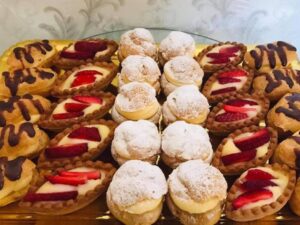 Platou eclere/choux/barcute - 100 lei/buc